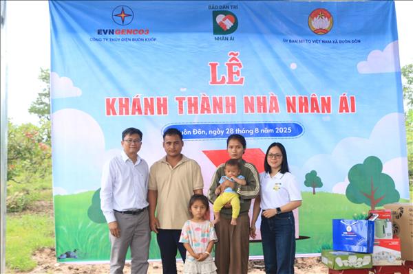CÔNG TY THỦY ĐIỆN BUÔN KUỐP ĐỒNG HÀNH CÙNG BÁO DÂN TRÍ KHÁNH THÀNH, BÀN GIAO NHÀ NHÂN ÁI CHO HỘ NGHÈO TẠI XÃ BUÔN ĐÔN