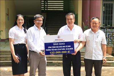 ĐỒNG HÀNH CÙNG GIÁO DỤC: CÔNG TY THỦY ĐIỆN BUÔN KUỐP BÀN GIAO CÔNG TRÌNH SỬA CHỮA NHÀ VỆ SINH CHO TRƯỜNG TIỂU HỌC LÊ QUÝ ĐÔN