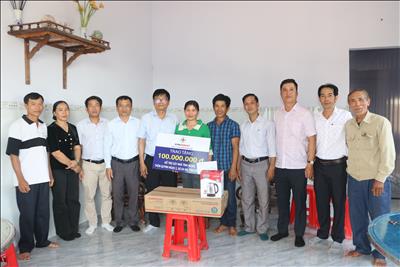 CÔNG TY THỦY ĐIỆN BUÔN KUỐP PHỐI HỢP ĐỊA PHƯƠNG BÀN GIAO NHÀ TÌNH NGHĨA CHO HỘ GIA ĐÌNH KHÓ KHĂN TẠI XÃ EA NA