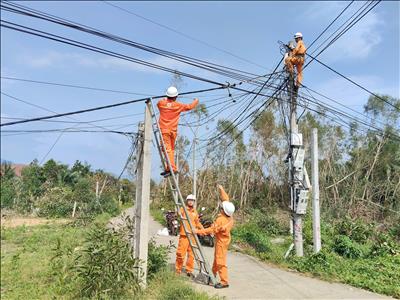 CÔNG TY THỦY ĐIỆN BUÔN KUỐP HỖ TRỢ KHẮC PHỤC SỰ CỐ LƯỚI ĐIỆN TẠI CÁC XÃ PHÍA ĐÔNG TỈNH ĐẮK LẮK